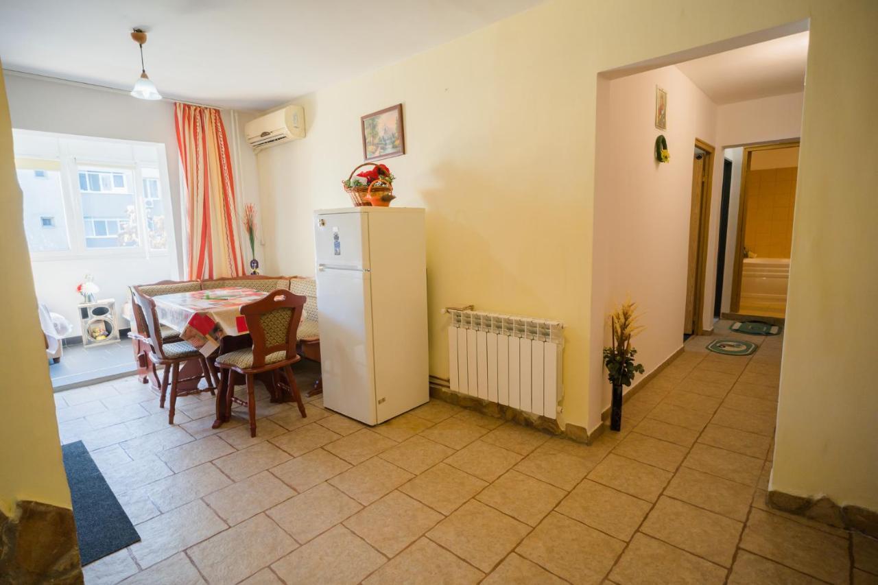 Rustic & Spacious 3Br Apartment Bukarest Exteriör bild