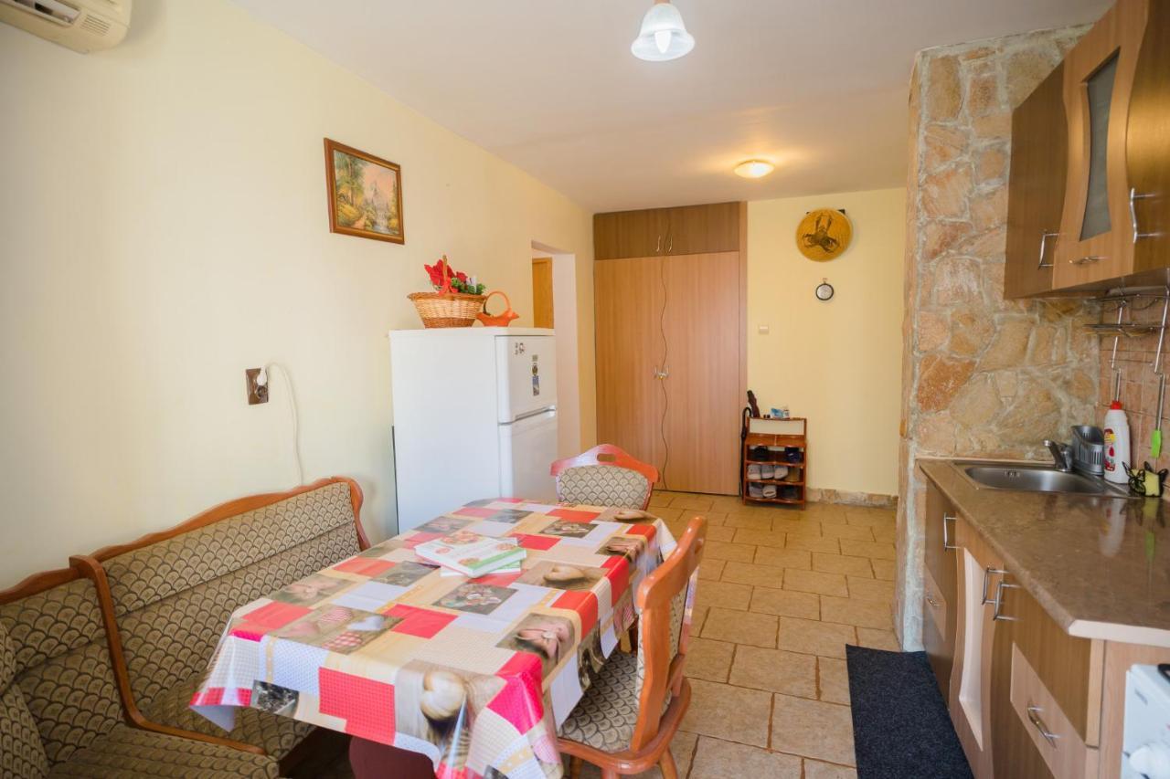 Rustic & Spacious 3Br Apartment Bukarest Exteriör bild