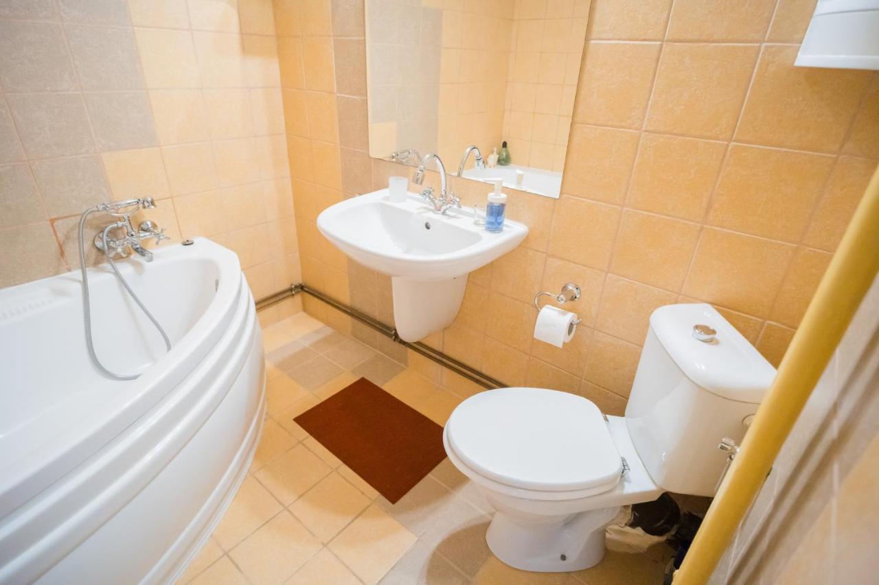Rustic & Spacious 3Br Apartment Bukarest Exteriör bild